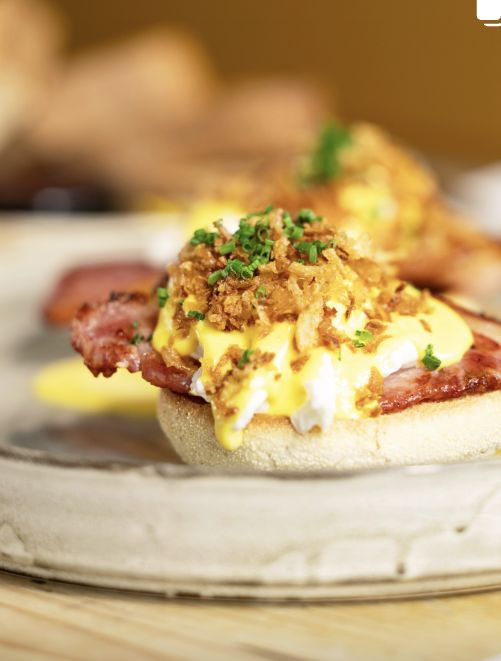 Eggs benedict with crispy onions